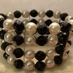 Fauceted Black and White Beaded Bracelet